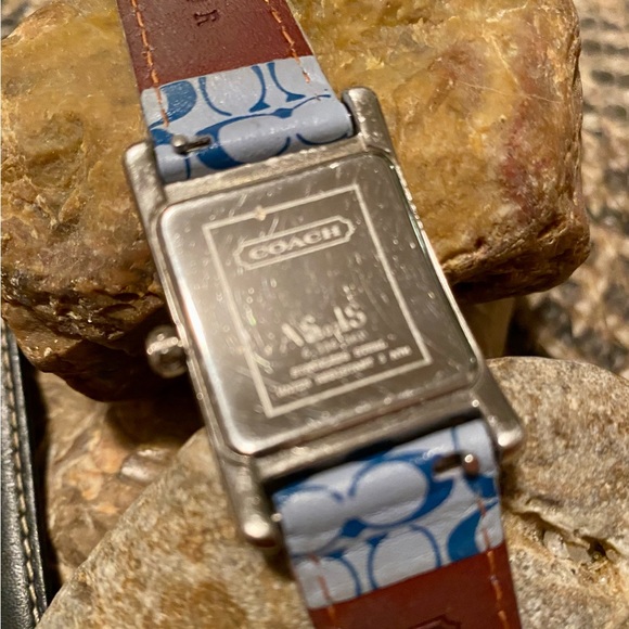 Coach Vintage Women’s Watch, with 3 sets of bands (size 19) case included - Picture 3 of 9